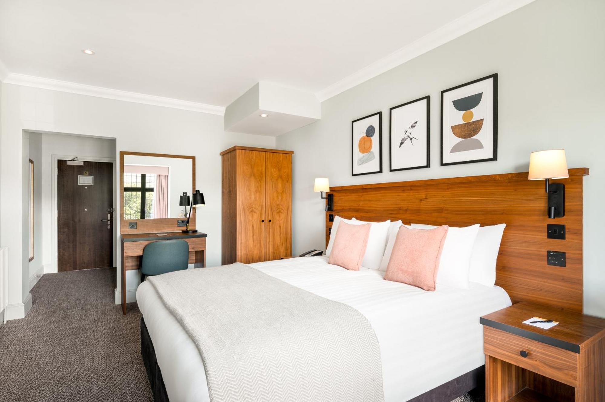Voco Lythe Hill Hotel & Spa By Ihg Haslemere Exterior photo