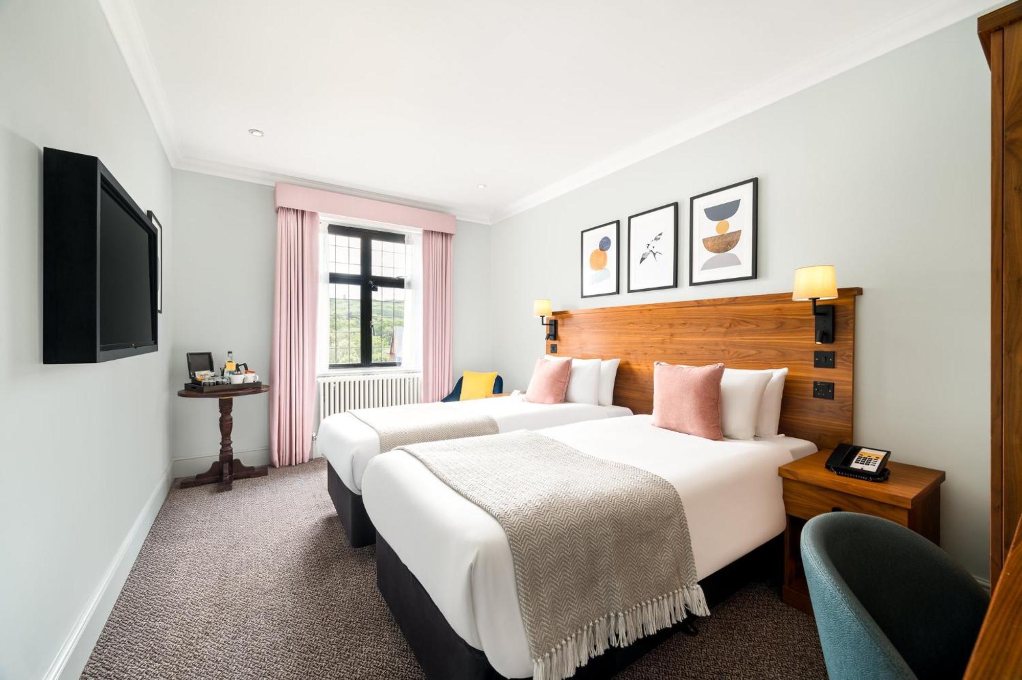 Voco Lythe Hill Hotel & Spa By Ihg Haslemere Exterior photo